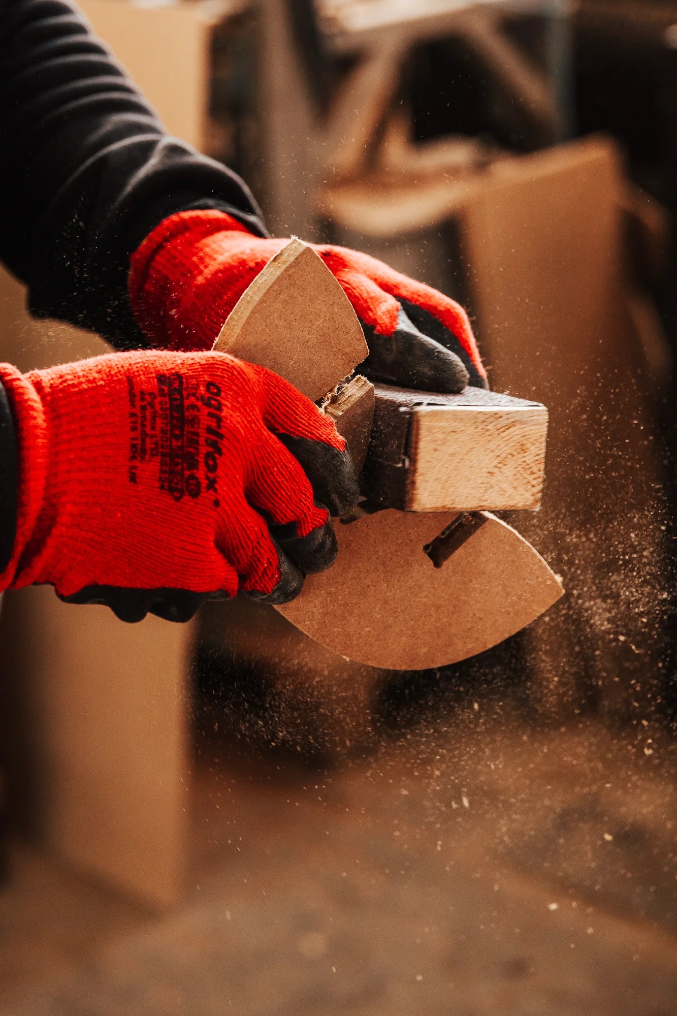 Precyzyjne wykańczanie elementów ścianki w pracowni